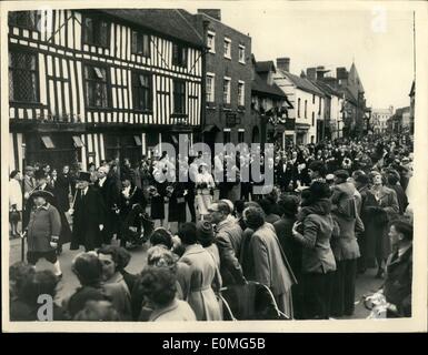 4. April 1955 - Shakespeare-Geburtstagsfeiern - Stratford-Upon-Avon. Prozession Trog Straßen.: Delegationen aus vielen Ländern besucht die Shakespeare Geburtstagsfeiern im Stratfords bei Avon gestern. Foto zeigt Gesamtansicht als Zuschauer die Prozession durch die Straßen der Stratford-Upon-Avon gestern sehen. Stockfoto