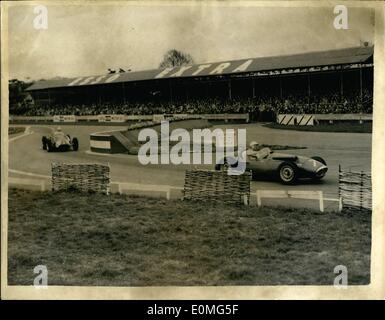 4. April 1955 - Rennsport in Goodwood. Die britische Automobile Racing Club internationale Motorsport fand treffen, statt heute in Goodwood. Keystone-Fotoshows: Stirling Moss, in seinem Maserati führt das Feld gefolgt von R. Salvadori, auch in einem Maserati im Fahrerlager Knick im Richmond Formel1 Rennen für die Glover Trophy. Das Rennen wurde gewonnen von Salvadori - und Stirling Moss im Ruhestand in der 13. Runde. Stockfoto