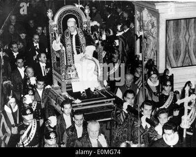 Papst Pius XII segnet das Publikum bei der Basilika St. Peter Stockfoto