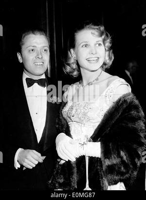 22. April 1955; London, UK; Schauspieler RICHARD ATTENBOROUGH und seine Frau SHEILA SIM kommen am Odeon Leicester Square, am letzten Abend für die erste Nacht des "Schiff, gestorben der Schande" das Richard Sterne. Das Attenboroughs haben einen fünf Jahre alten Sohn und erwarten ein weiteres Kind im September. Stockfoto