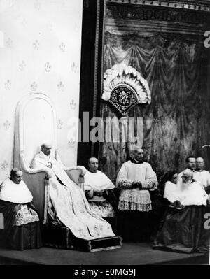 Papst Pius XII feiert seinen 16. Jahrestag der Krönung Stockfoto