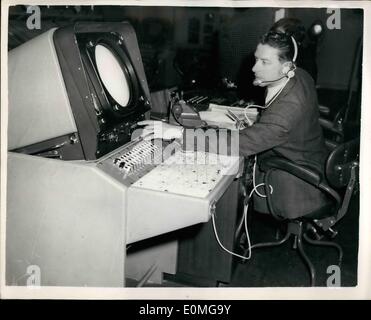 18. März 1955 - 18.03.55 Presse Besuch neue Southern Air Traffic Control Centre in London am Flughafen. Ein Presse-Besuch fand heute am Flughafen, die neue Southern Air Traffic Control Centre London die bestehende Zentrum in Uxbridge ersetzen soll. Es enthält Airways und Radarkontrolle der Zivilluftfahrt für die gesamte Süd-England zu überwachen. Es wurde speziell zur Bewältigung der stetig zunehmenden Verkehrs zu Flughäfen im Großraum London. Keystone-Foto zeigt: Der Supervisor der neuen Leitwarte, Mr F.G. Henson MBE, Überprüfung der allgemeinen Verkehrssituation. Stockfoto