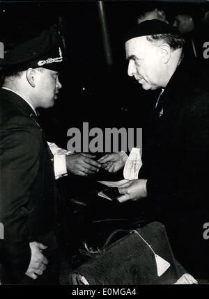 19. März 1955 - Otto Strasser wieder in Deutschland. Der ehemalige Anführer der "schwarzen Front'' Otto Strasser, kam aus Berlin am 18. März 1955 in Hamburg. Die Politiker, seit 1933 im Exil lebende werden wieder in Deutschland, nachdem er von Hitler geflohen waren. Unser Bild zeigt Otto Strasser bei der Zollabfertigung am Frankfurter Flughafen. Stockfoto