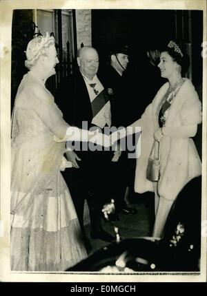 4. April 1955 - Königin und Duke Dine mit dem Premierminister: HM The Queen und der Duke of Edinburgh waren der wichtigste Gast abends um 10 Uhr. Downing Street gestern Abend von Sir Winston und Lady Churchill. Das Foto zeigt HM The Queen von Lady Churchill begrüßt, während Sir Winston auf - um 10 Uhr sieht. Downing Street letzten Eveing, Stockfoto
