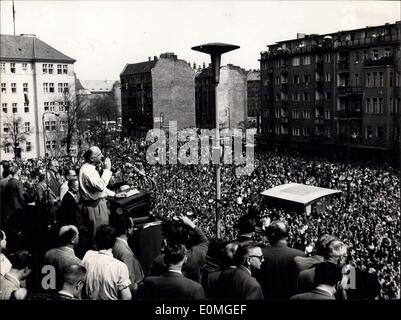 2. Mai 1955 - Demonstrationen fanden statt: In Ost- und West-Berlin, die gelegentlich am 1. Mai. Foto zeigt den amtierende Bürgermeister von West Berlin Dr. OTTO SUHR während seiner Rede am Rudolph-Wilde-Plate in Berlin, wo Tausende von West-Berliner Einwohner hatte montiert demonstrieren für Frieden und Freiheit. Stockfoto