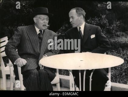 April 1955 - Französischer Cabiner  Tage an der Riviera: M. Antoine Pinay (rechts), Außenminister, fotografiert mit einem Freund aus Saint-hamond (seiner Heimatstadt), M. Berthier, in der Garde seines Hotels in Cap Ferrat, Riviera. Stockfoto