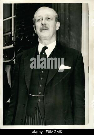 4. April 1955 - Änderungen in der Regierung, Mr.MacMillan ist neue Außenminister: Foto zeigt Mr.Harold MacMillan im Alter von 61, der ehemalige Minister für Verteidigung -, Sir Anthony Eden, Herr Ministerpräsident, als Außenminister ersetzt. Stockfoto