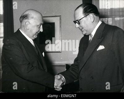 4. April 1955 - Finnischen Reichstags - Präsident in Bonn: der Präsident des Finnischen Reichstags, Karl-August Fagerholm kamen in der Bundesrepublik Deutschland für einen wöchentlichen inoffizielle Besuch. Er begrüßte Staatssekretar Dr. Sonnemann. Bild zeigt: Links nach rechts Dr.Sonnemann und k.a. Fagerholm. Stockfoto