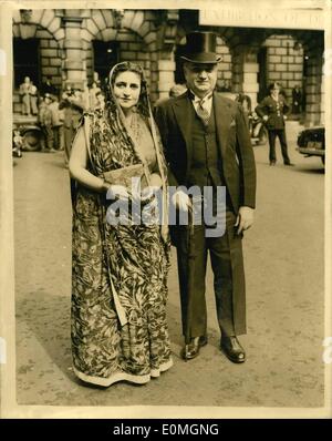 4. April 1955 - drücken Sie die Ansicht von der königlichen Akademie-Ausstellung, Marquise von Winchester: Foto zeigt die Marquise von Winchester und ihr Bruder kommen heute für die Presse-Ansicht von der königlichen Akademie-Ausstellung im Burlington House. Stockfoto