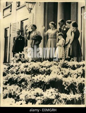 5. Mai 1955 - feiert Königin Juliana ihren 40 - sechsten Geburtstag... Blumen im Palazzo... Foto zeigt Königin Juliana und ihrer Familie gesehen auf der Blume geschmückt königliche Palais in Amsterdam während der Feierlichkeiten anlässlich des 46. Königinnentag (30. April) Stockfoto