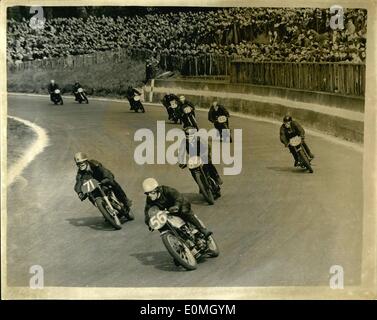 4. April 1955 - Motor Cycle Racing bei Crystal Palace.: das Motorrad Rennen treffen, organisiert durch den Süden östlichen Zentrum, Auto-Cycle Union, war heute Nachmittag im Crystal Palace statt. Foto zeigt Gesamtansicht während 10-Runden-Rennen für Motorräder von 201 c.c. zu 250 c.c. - die wurde gewonnen von J. Surtees, Reiten ein N.S.U. im Crystal Palace heute Nachmittag. Stockfoto