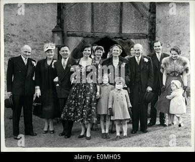 April 1955 - Tochter von Mr. Clement Attlee Weds: Die Hochzeit fand am Samstag im Amersham Register Office von Miss Felicity Attlee statt, zweite Tochter von Mr. Clement Attlee, Anführer der Opposition, mit Mr. John Keith Harwood. Auf die Zeremonie des Registerbüros folgte ein Segensdienst in der Little Hampden Church. Das Foto zeigt die aufgestellte Familiengruppe des Gottesdienstes. Mr. Und Mrs. Attlee AR Stockfoto