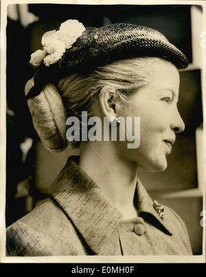 4. April 1955 - Presse-Blick auf die Royal Academy of Arts Ausstellung... Mrs Kendall Brook aus Südafrika. Keystone-Fotoshows: Mrs Kendall Brooke aus Cape Town, South Africa - trägt einen schwarzen Strohhut - garniert mit gelben Blüten, sie kam an diesem Morgen für die Presse-Ansicht von der königlichen Akademie-Ausstellung im Burlington House. Stockfoto