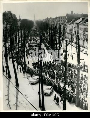 4. April 1955 - Katholiken März In Antwerpen Parade endet zwei Wochen Ostern Waffenstillstand: mehr als 20.000 Katholiken marschierten durch die Straßen von Antwerpen,, gestern aus Protest gegen die sozialistisch - liberale Regierung-Reform-Gesetz verabschiedet. Diese Großdemonstration endete zwei Wochen Waffenstillstand über Ostern - Situation, die zu Unruhen in Brüssel am 26. März brach. und in dem 90 Menschen wurden verletzt und 1.500 verhaftet. Foto zeigt Gesamtansicht während der Großdemonstration durch die Straßen von Antwerpen. Stockfoto