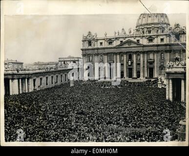 4. April 1955 - verleiht Papst Ostern Segen Welt. Stehend auf dem zentralen Balkon von der Basilika von St. Peter's, mit mehr als 100.000 Menschen versammelten sich unter in dem Petersplatz, Rom, der Papst gab seine Botschaft des Friedens an die Völker der Welt und den Apolostic Segen der '' Urbi et Orby'' (Italiens und der Welt), den knienden Tausenden. Foto zeigt: Gesamtansicht der Szene in dem Petersplatz, Rom, zeigt der Papst seine Rede und Segnung von dem zentralen Balkon von der Basilika von St. Peter's, Rom zu liefern. Stockfoto