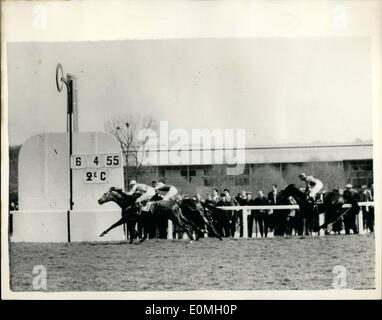 4. April 1955 - Kapitän Townsend Goes/In für ein Rennen- und gewinnt die Post übergeben: Group Captain Peter Townsend gestern nahmen an einem Pferderennen in Maisons-Laffitte, in der Nähe von Paris Teil und gewann auf '' Nimrod''. Foto zeigt das Ende des Rennens, wie Peter Townsend die Post '' Nimrod'' gewinnt den Gentleman-Rennen in Maisons-Laffitte weitergibt. Stockfoto