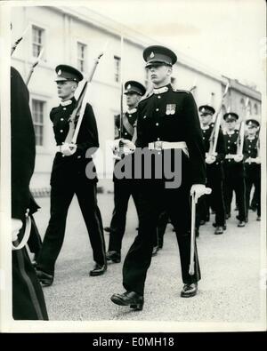 7. Juli 1955 - Herzog von Kent auf der Parade in Sandhurst. Generalprobe für '' Herrschers Parade'': H.R.H The Duke Of Kent verletzten auf einem Auto crash vor kurzem - wie auf der Parade an der Royal Military Academy - Sandhurst zu sehen... an diesem Morgen. Eine Generalprobe fand für das souveräne Parade statt, die vom Duke of Edinburgh am Donnerstag übernommen werden. Foto zeigt: Der Herzog von Kent während der Probe-Parade in Sandhurst heute Morgen gesehen. Stockfoto