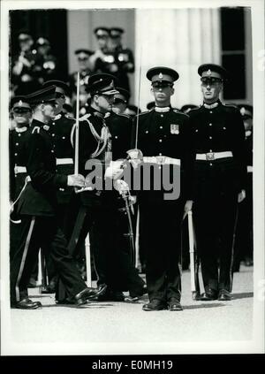 7. Juli 1955 - Duke of Edinburgh besucht das jährliche souveräne Parade am Royal Military College-Sandhurst: The Duke of Edinburgh besuchte heute das jährliche souveräne Parade an der Royal Military Academy Sandhurst, wo er nahm den Gruß und die Weitergabe-Out Preise. Der Herzog von Kent gehörte zu den Offizier Kadetten, die Teilnahme an der Parade, die von seiner Mutter, der Herzogin von Kent, und seine Schwester, Prinzessin Alexandra beobachtet wurde. Foto zeigt, dass der Herzog von Kent vor seinem Zug zeichnet sich als Duke of Edinburgh die Kadetten auf der Parade inspiziert. Stockfoto