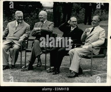 7. Juli 1955 - Studien der großen vier während Off Duty In Genf: Die freundliche Atmosphäre in Genf. In fröhlicher Stimmung ist (L, R) Marschall Bulganin, Präsident Eisenhower, M. Faure und Sir Anthony Eden, gesehen, wie sie für die Fotografen auf dem Gelände des Palais des Nations in Genf posieren. Stockfoto