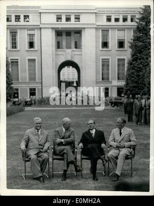 7. Juli 1955 - die großen vier Ppse für die Kamera auf dem Gelände des Palais Des Nations.: Foto zeigt Marschall Bulganin, Präsident Eisenhower, M. Faure und Sir Anthony Eden in fröhlicher Stimmung, wie sie für die Kameramänner auf dem Gelände des Palais des Nations in Genf gestern darstellen. Stockfoto