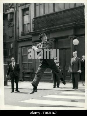 5. Mai 1955 - Gene Kelly In London: Gene Kelly, der berühmte amerikanische Film-Tänzer am Flughafen London ist heute angekommen aus Paris, nach der Teilnahme an den Filmfestspielen in Cannes. Er gilt hier, wie er seinen Weg über einen Fußgängerüberweg in London tanzte Stockfoto