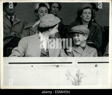 5. Mai 1955 - königliche Familie bei den europäischen Horse Trials... Prinz Charles hat ein Lächeln für seine Mutter... HM The Queen mit anderen Mitgliedern der königlichen Familie - einschließlich Prinz Charles besuchte heute die Eröffnung des Europäischen Horse Trials im Windsor Great Park... Keystone-Fotoshows: Prinz Charles hat ein Lächeln für seine Mutter der Königin -, als sie die Pferd versuche heute Nachmittag sahen. Stockfoto