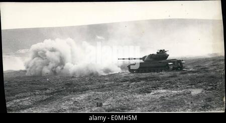 5. Mai 1955 - jährliche Demonstration am königlichen gepanzerten Korps Zentrum. Vor kurzem nahm die jährliche Demonstration im Royal armoured Corps Centre, Bovington Camp, in der Nähe von Warham, dourest - Ort. Foto zeigt die neuen schweren Panzer, die Eroberer-65-Tonnen - während was geglaubt wird, um seine ersten öffentlichen Brand davon werden gesehen; s riesigen Pistole - Kaliber von denen ist noch geheim - während der Gunnery-Demonstration. Stockfoto