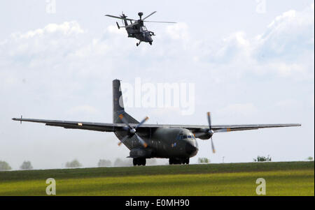 Selchow, Deutschland. 16. Mai 2015. Ein Kampfhubschrauber und einer Transall werden bei einem Demonstrationsflug im Flughafenbereich des künftigen Hauptstadt Flughafen in Selchow, Deutschland, 16. Mai 2015 dargestellt. Die internationale Luft-und Raumfahrtausstellung "ILA" findet vom 20. bis 25. Mai 2014. Foto: Bernd Settnik/Dpa/Alamy Live News Stockfoto