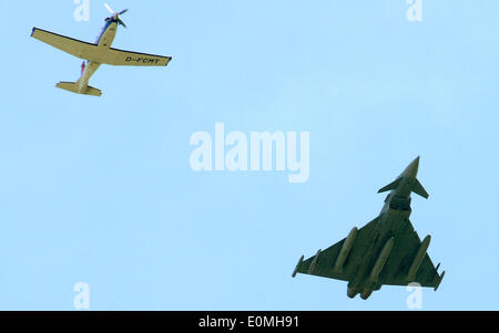 Selchow, Deutschland. 16. Mai 2015. A Eurofighter (R) und eine North American T6 sind bei einem Demonstrationsflug im Flughafenbereich des künftigen Hauptstadt Flughafen in Selchow, Deutschland, 16. Mai 2015 abgebildet. Die internationale Luft-und Raumfahrtausstellung "ILA" findet vom 20. bis 25. Mai 2014. Foto: Bernd Settnik/Dpa/Alamy Live News Stockfoto