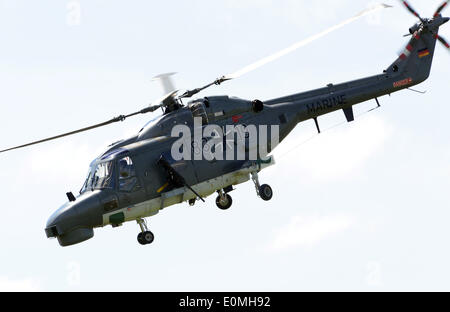 Selchow, Deutschland. 16. Mai 2015. Während ein Akzeptanz-Fluges am Flughafenbereich der künftigen Hauptstadt Flughafen in Selchow, Deutschland, 16. Mai 2015 ist ein Kampfhubschrauber abgebildet. Die internationale Luft-und Raumfahrtausstellung "ILA" findet vom 20. bis 25. Mai 2014. Foto: Bernd Settnik/Dpa/Alamy Live News Stockfoto