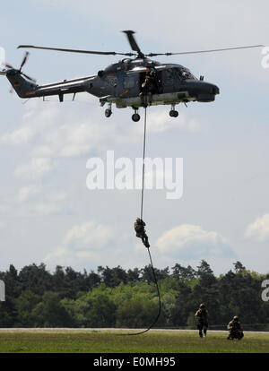 Selchow, Deutschland. 16. Mai 2015. Soldaten der Bundeswehr zu demonstrieren das Verlassen eines Kampfhubschraubers im Flughafenbereich des künftigen Hauptstadt Flughafen in Selchow, Deutschland, 16. Mai 2015. Die internationale Luft-und Raumfahrtausstellung "ILA" findet vom 20. bis 25. Mai 2014. Foto: Bernd Settnik/Dpa/Alamy Live News Stockfoto