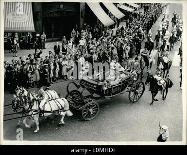 7. Juli 1955 - König Feisal kommt für Staatsbesuch: König Feisal des Irak kamen in Victoria Station heute Nachmittag zu Beginn seines Staates Besuch in Großbritannien er auf dem Bahnhof von H., M. war der Königin, der Herzog von Edinburgh und andere Mitglieder der königlichen Familie, Foto zeigt allgemeine Ansicht als die Prozession mit König Feisal, H.M.The Königin und dem Herzog von Edinburgh , in der Victoria auf dem Weg zum Palast mit im Escort Househoh Stockfoto