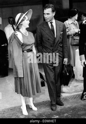 Zsa Zsa Zsa Gabor mit Dominikanischen Playboy Porfirio Rubirosa Ankunft in London Stockfoto