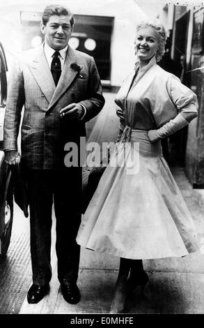 TV-star Vicki Benet stehend mit Herrn Nugget Stockfoto