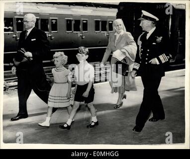 5. August 1955 - The Royal Kinder kommen in Portsmouth für Kreuzfahrt an Bord der "Britannia" - Prinz Charless und seine Schwester Prinzessin Anne - gefolgt von ihrer Großmutter Prinzessin Andrew von Griechenland und begleitet von Vice - Admiral Conolly Abel Smith, Wlag Offizier königliche Yachten und Stationsvorsteher Mr T. Friteuse gehen den Zug bei der Ankunft in Portsmouth aus London, die Royal Yacht Britannia an Bord... Sie sollen Thir Eltern der Königin und dem Herzog von Edinburgh auf einer acht-Tage-Kreuzfahrt verbinden das Königspaar während der Engagfamets in Wales, die Isle Of Man und Schottland erfüllen wird. Stockfoto