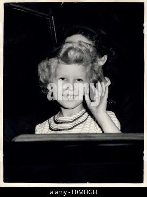 5. August 1955 - Royal Kinder verlässt London, Join The Royal Yacht bei Portsmouth: Prinz Charles und Prinzessin Anne linke Buckingham Palace heute Morgen an Bord der royal Yacht in Portsmouth, Runde der walisischen Küste zu segeln. Foto zeigt Prinzessin Anne Wellen um die Massen vom Royal; Auto als sie heute Morgen an der Waterloo Station ankommt. Stockfoto