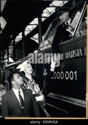 7. August 1955 - war eine große Lokomotive mit dem Namen des kubanischen Präsidenten Fulgencio Batista, am Sonntag am Kieler Bahnhof getauft. Die Lokomotive wurde in Deutschland hergestellt. Es ist das erste von 38 die Maschinenbauer A.G. in Kiel liefern sollte. Die Taufe erfolgte durch Madame Canal, der Ehegatte des kubanischen Botschafter in Bonn. Außerhalb von Vertretern der kubanischen Regierung war der Sohn des Präsidenten selbst, Ruben Batista, ebenfalls anwesend. Unser Bild zeigt Madame Kanal und Ruben Batista den Ingenieur der Lokomotive eine gute Reise wünschen. Stockfoto