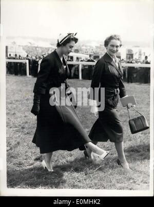 25. Mai 1955 - Derby in Epsom... Prinzessin Margaret und die Herzogin von Gloucester.  Foto zeigt: Prinzessin Margaret tritt bei t Stockfoto