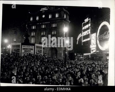 26. Mai 1955 - Kundenansturm am Piccadilly Circus zu sehen die Wahl Ergebnisse.: Bestandteil der großen Menschenmengen die versammelten sich am Piccadilly Circus, die Wahlergebnisse in Lichter zu sehen. Stockfoto