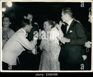 8. August 1955 - Eröffnung von Venedig Film Festival; Filmfestival Venedig eröffnet am Donnerstag, auf dem Lido, und mehrere gefeiert handeln Fällen, Schauspieler und andere kamen, um den ersten Film zu sehen. Wenn sie im Kino angekommen, gab es allgemeine Verwirrung. Foto zeigt Elsa Maxweell, kommt in der Gesellschaft von Graf Ranfranco Haspani (rechts) und Valeian Rybar (links) Stockfoto