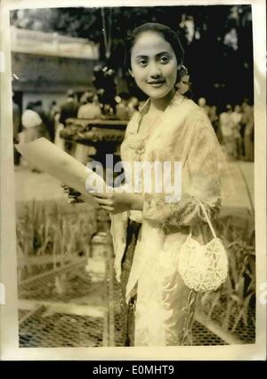 8. August 1955 - indonesischen Unabhängigkeitstag feiern. Tochter von Botschafter.: den zehnten Jahrestag der indonesischen Unabhängigkeit wurde an der Londoner Botschaft heute Morgen durch eine zeremonielle Flagge heben - eine Schweigeminute - Zeremonie und eine Rede von Botschafter Dr. H.R. Supomo gefeiert. Foto zeigt Miss Setanu Sopomo - der Botschafter-Tochter macht eine charmante Studie, wie sie heute Morgen an der Zeremonie teil. Stockfoto