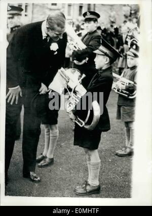 8. August 1955 - The Duke-Chats, ein junger Euphonium Spieler. Königlicher Besuch in der Isle Of Man: HM The Queen und der Duke of Edinburgh ihren Besuch in der Isle Of Man gestern geschlossen und begann eine Kreuzfahrt durch die westlichen Inseln, die ihren Urlaub im Balmoral beachten. Der Herzog sieht man hier, wie er zum plaudern 10 jährige Charles Grigor ein Heilsarmee-Band-junge - stoppt, wenn die königliche Partei Peel, Isle Of Man, bevor man die Insel besucht. Stockfoto