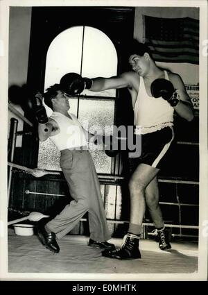 8. August 1955 - die weltweit höchste Boxer geht ins training Ewart Potgieter in Brighton: Ewart Potgieter begann der riesigen South African Boxer (7 ft 2 innen), Ankunft in London vor ein paar Tagen - Ausbildung bei Brighton heute für seinen ersten Kampf in diesem Land mit einem Gegner noch nicht benannt. Foto zeigt, dass Ewart Potgieter an einer Stelle Sparring mit seinem Trainer Johnny Holt ehemaligen südafrikanischen Bantam Champion in Brighton heute bekommt. Stockfoto