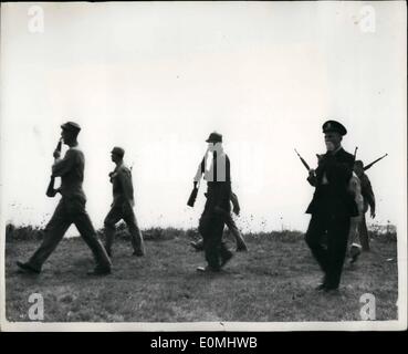 8. August 1955 - Strand farbige amerikanische Flieger schießt sich auf Kent nach drei tötete und verletzte sechs mit Stein Pistole. farbige amerikanische Flieger Napelieon Green seine Waffe selbst nach eingeschaltet haben auf Broadstairs verwundet worden. Kent, Strand heute. Er hatte Mayer mit einem Stamm-Gewehr an der nahe gelegenen U.S.A.F Basis bei Marston - laufen und schoss neun Personen - drei zu töten. Dreharbeiten folgte eine Meile langen Verfolgungsjagd durch die britische Polizei und amerikanische Flieger entlang der Sand Strand voller Urlauber. Polizei-Lautsprechern fordert die Urlauber an den Strand zu verlassen Stockfoto