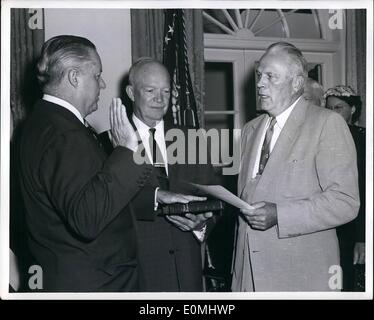 8. August 1955 - Reuben B. Robertson, Jr., (links) wird vereidigt als stellvertretender Verteidigungsminister während einer Zeremonie im Weißen Haus. Herr Frank K. Sanderson, Administrative Officer für das Weiße Haus (rechts), verwaltet den Amtseid als Präsident Eisenhower blickt auf. Stockfoto