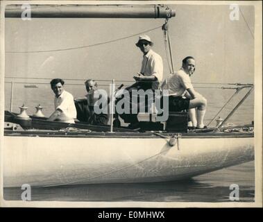 8. August 1955 - Herzog von Edinburgh bei Cowes Regatta.Use '' Sattel an Bord '' '' frische Brise '': H.R.H Herzog von Edinburgh segelte Uffa Fox 20-Tonnen-Yacht '' frische Brise '' in der 38-Meile-langen Britannia Challenge Cup - Regatta Cowes. Foto zeigt The Duke of Edinburgh tragen eine Sonne-, die - auf Heismans "Sattel" sitzt, wie er die "frische Brise" - während des Rennens in Cowes heute lenkt. Stockfoto