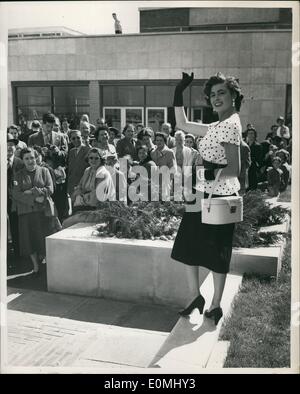 6. Juni 1955 - '' Miss England'' verlässt für Helsinki: Neunzehnjährige Miss Margaret Rowe, die den Titel der "Miss England'' - links London Flughafen heute Nachmittag her Helsinki - wo sie ist hält, für,, Miss Europe'' an dem Wettbewerb teilzunehmen. Foto zeigt Besuchern zum Flughafen London hatte eine Vorschau von Miss England - wie sie heute Nachmittag einsteigen bereit. Stockfoto