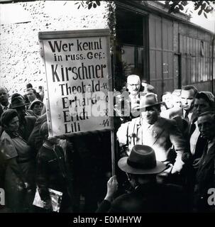 6. Juni 1955 - wahr Hoffnungen für 70 jährige Adolf Kirschner, nach Hannover, mit diesem Board mit den Namen der entlassenen Söhne und seine Vertriebenen Tochter gekommenen wo ein Ex-Häftling des Krieges Treffen stattfand. Kameraden von seinen Söhnen erzählt dieser alten Vater, dass seine Söhne Alife in der Sowjetunion, aber er nichts von seiner Tochter hörte. Stockfoto