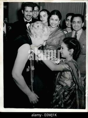 6. Juni 1955 - Eröffnung der indischen Filmfestival, Garland für Mrs.Pandit: Foto zeigt Frau Pandit, Indiens Hochkommissar, erhielt eine Girlande der Ehre von 8-jährigen Kumkum Biswas, bei der Eröffnung des Indian Film Festival, an der Scala-Theater, London letzte Nacht. Stockfoto