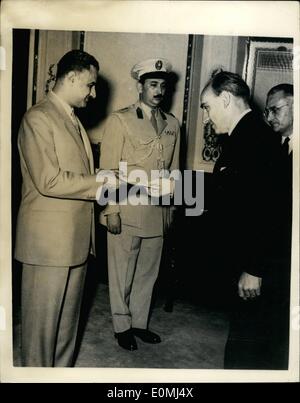 8. August 1955 - stellt neue britischer Botschafter in Ägypten Anmeldeinformationen für Premier Nasser. Keystone-Fotoshows:-Sir Humphrey Trevelyan, der neue britische Botschafter in Ägypten, rechts, zu sehen, wie er seine Anmeldeinformationen Premier Gamal Abdel Nasser, während einer Zeremonie in den Vorsitz des Ministerrates in Kairo präsentiert. Stockfoto